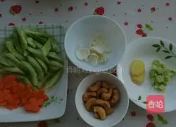 Illustration of how to make fried cashews with celery and lily 1