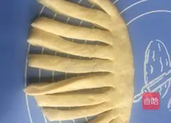 Illustration of how to make Santa Claus bread 6