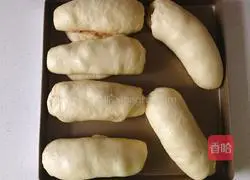 Illustration of how to make scallion, meat floss, ham and cheese bread 13