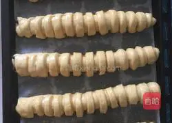 Illustration of how to make caterpillar bread 18