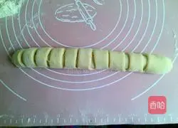 Illustration of how to make caterpillar bread 9