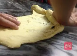 Illustration of how to make rose bread 3 