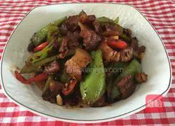 Illustration of how to make twice-cooked pork with black bean sauce 10