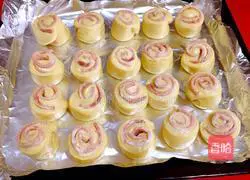 Illustration of how to make bacon rolls 9