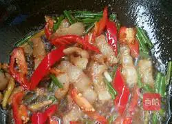 Illustration of how to cook twice-cooked pork with lettuce 5