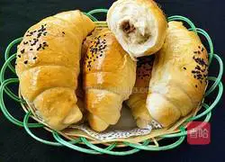 Illustration of how to make croissants 15