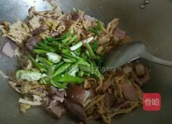 Illustration of how to make farm preserved meat 10