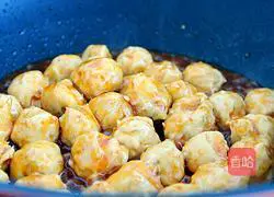 Illustration of how to make chicken meatballs with tomato sauce 17