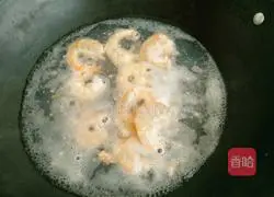 Illustration of how to make fried shrimps with egg white 1