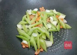 Illustration of how to make fried cashew nuts with celery and lily 5