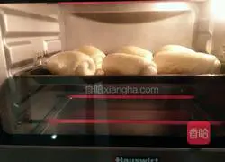 Illustration of how to make meat floss bread 9