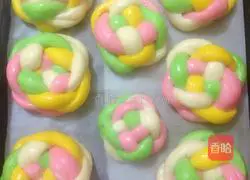 Illustration of how to make colorful hydrangea bread 15