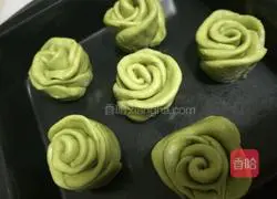 Illustration of how to make matcha rose buns 4
