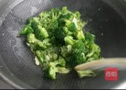 Illustration of how to make shrimp and broccoli 6