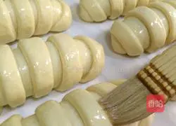 Illustration of how to make meat floss sausage bread 11