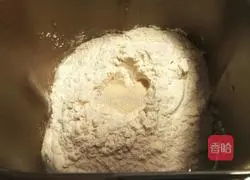 Illustration of how to make caterpillar bread 2