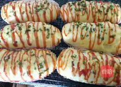 Illustration of how to make scallion ham and cheese bread 15