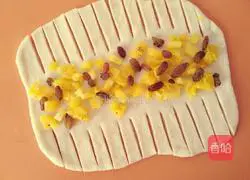 Illustration of how to make raisin and pineapple bread 3