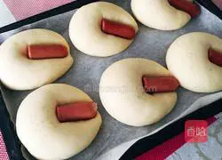 Illustration of how to make whole wheat sausage buns 6
