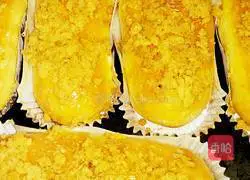 Illustration of how to make meat floss bread 8