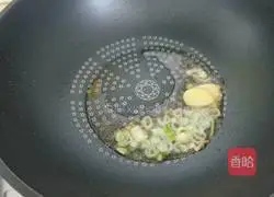 Illustration of how to stir-fry cashews with celery and lily 4