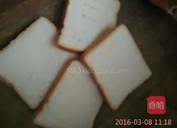 Homemade Illustration of how to make bread crumbs 1