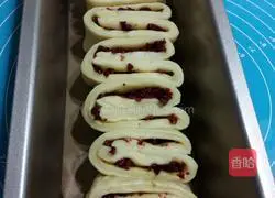 Cream cranberry layers Illustration of how to make a bag 12