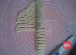 Illustration of how to make caterpillar bread 8
