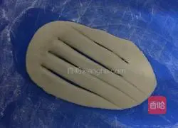 Illustration of how to make raisin bread rolls 9