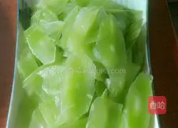 Illustration of how to cook twice-cooked pork with lettuce 2