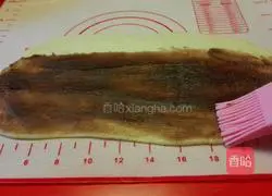 Illustration of how to make caterpillar bread 5