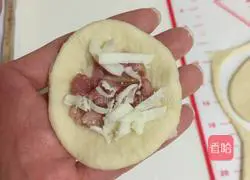 Illustration of how to make bacon cheese flower bread 7