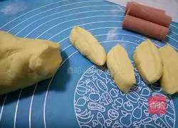 Illustration of how to make mini sausage bread 8