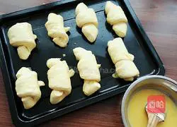 Illustration of how to make croissants 20