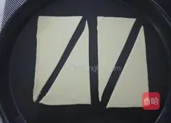 Illustration of how to make crispy strawberry croissants 2