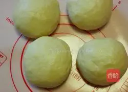 Illustration of how to make caterpillar bread 3