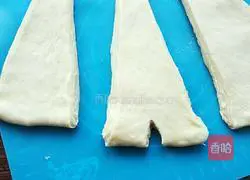 Illustration of how to make croissants 16