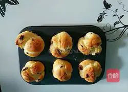 Illustration of how to make cranberry bread rolls 8