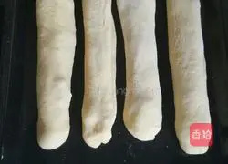 Illustration of how to make chives and meat floss bread 4