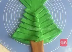 Illustration of how to make Christmas tree bread 8