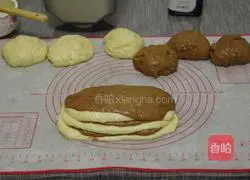 Illustration of how to make two-color toast bread 9
