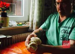 Illustration of how to make German crispy crust pizza 4