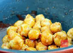 Illustration of how to make chicken meatballs with tomato sauce 18