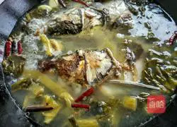 Illustration of how to make pickled cabbage, tofu and fish head soup 11