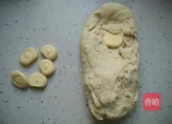 Illustration of how to make meat floss bread 2
