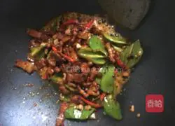 Illustration of how to make twice-cooked pork with black bean sauce 9