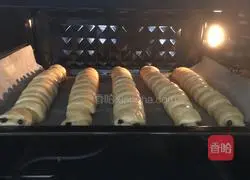 Illustration of how to make caterpillar bread 19