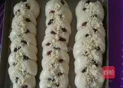 Illustration of how to make twist buns 5