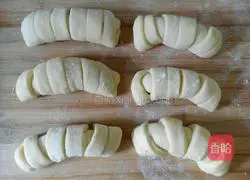 Illustration of making caterpillar meat floss bread 11