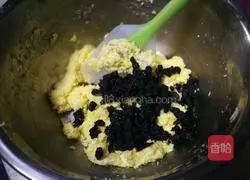 Blackcurrant Coconut Wreath Bread Recipe Illustration 7